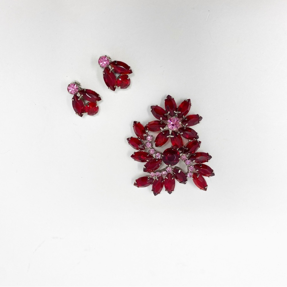 703 Vintage DeLizza & Elster Juliana Flower red and pink Brooch Pin and Earrings